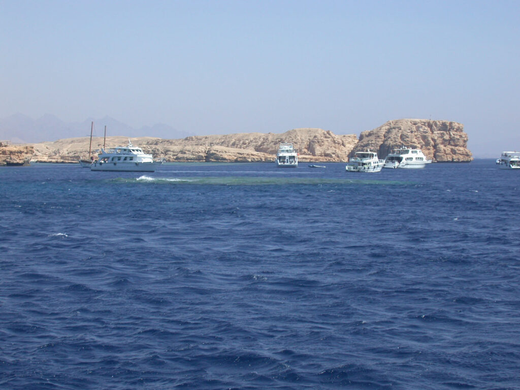 Duikboten voor anker voor de lichte kliffen van Ras Mohammed, boven Shark en Yolanda Reef