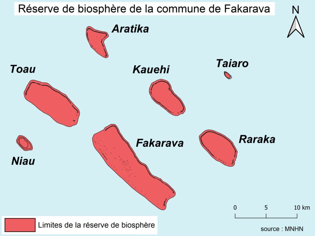 Kaart met zeven atollen in rood op een lichtblauwe achtergrond, Fakarava in het midden, omringd door Toau, Aratika, Kauehi, Taiaro, Raraka en Niau, met een noordpijl en een schaal