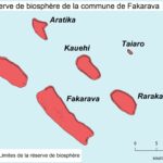 Kaart met zeven atollen in rood op een lichtblauwe achtergrond, Fakarava in het midden, omringd door Toau, Aratika, Kauehi, Taiaro, Raraka en Niau, met een noordpijl en een schaal