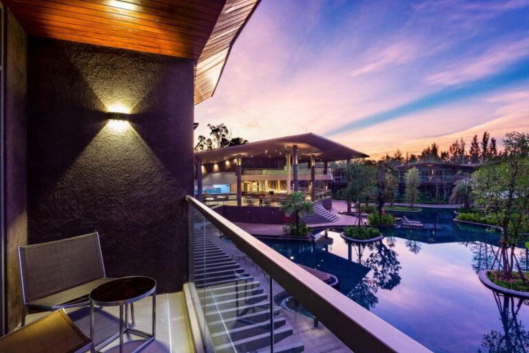 Een balkon boven het grote zwembad van het Kalima Resort Khao Lak, in de schemering