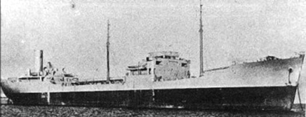 Korrelige zwart-witte archieffoto van een tanker van opzij gezien, met de brug in het midden, twee masten en de schoorsteen achteraan.
