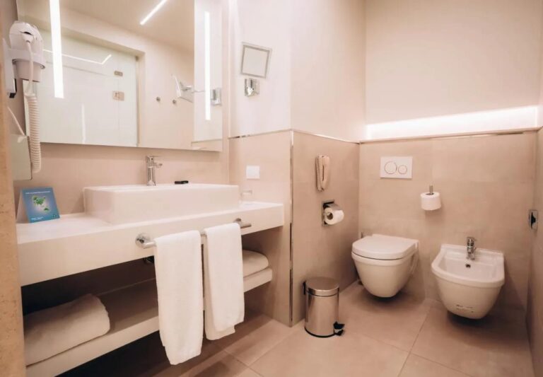 Een moderne badkamer met wastafel, toilet en bidet