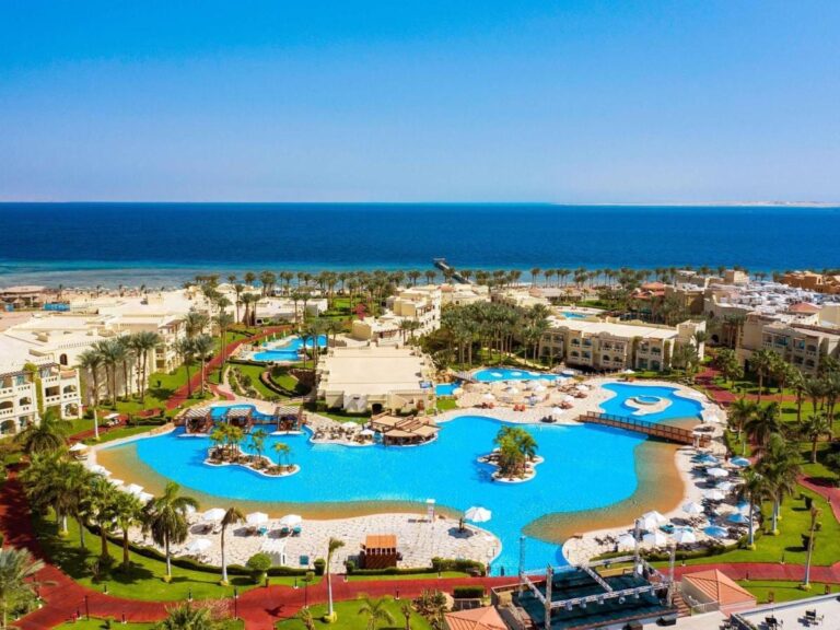 Luchtfoto van het Rixos Sharm El Sheikh, met zijn lagunevormige zwembaden, palmbomen en de Rode Zee