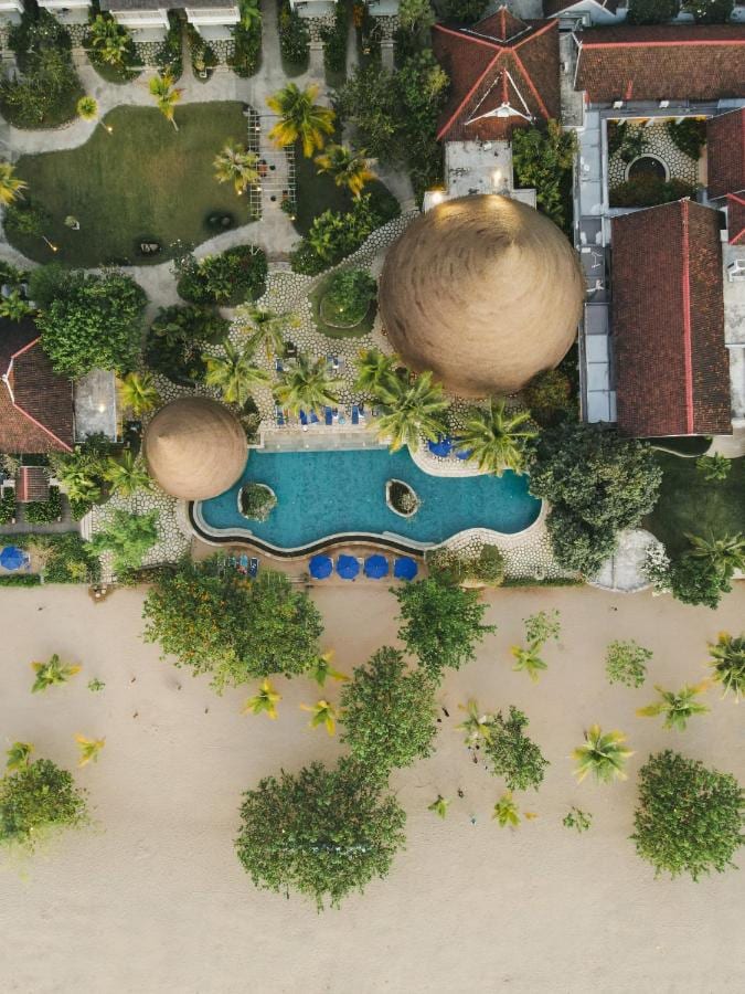 Luchtfoto van het Sudamala Resort Komodo, met zijn zwembad, tuinen en strand