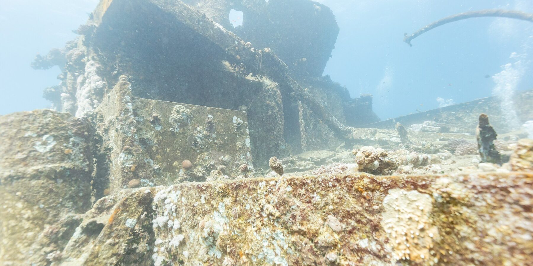 De bovenbouw van het voorschip van de Thistlegorm, bedekt met harde koralen, gezien vanaf het dek